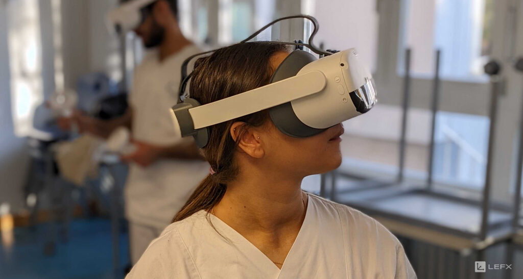 Pflegerin mit VR Headset während einer Trainingseinheit zu VR Patient Care
