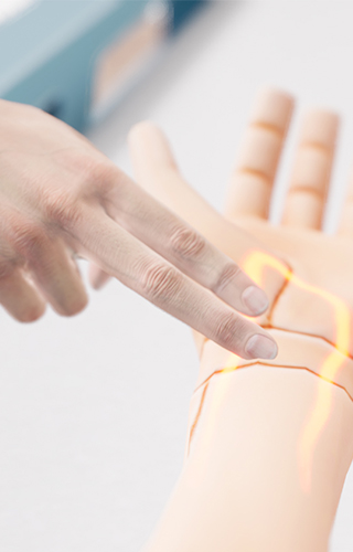 Visualisierung Finger nehmen Puls am Hangelenkt eines Patienten